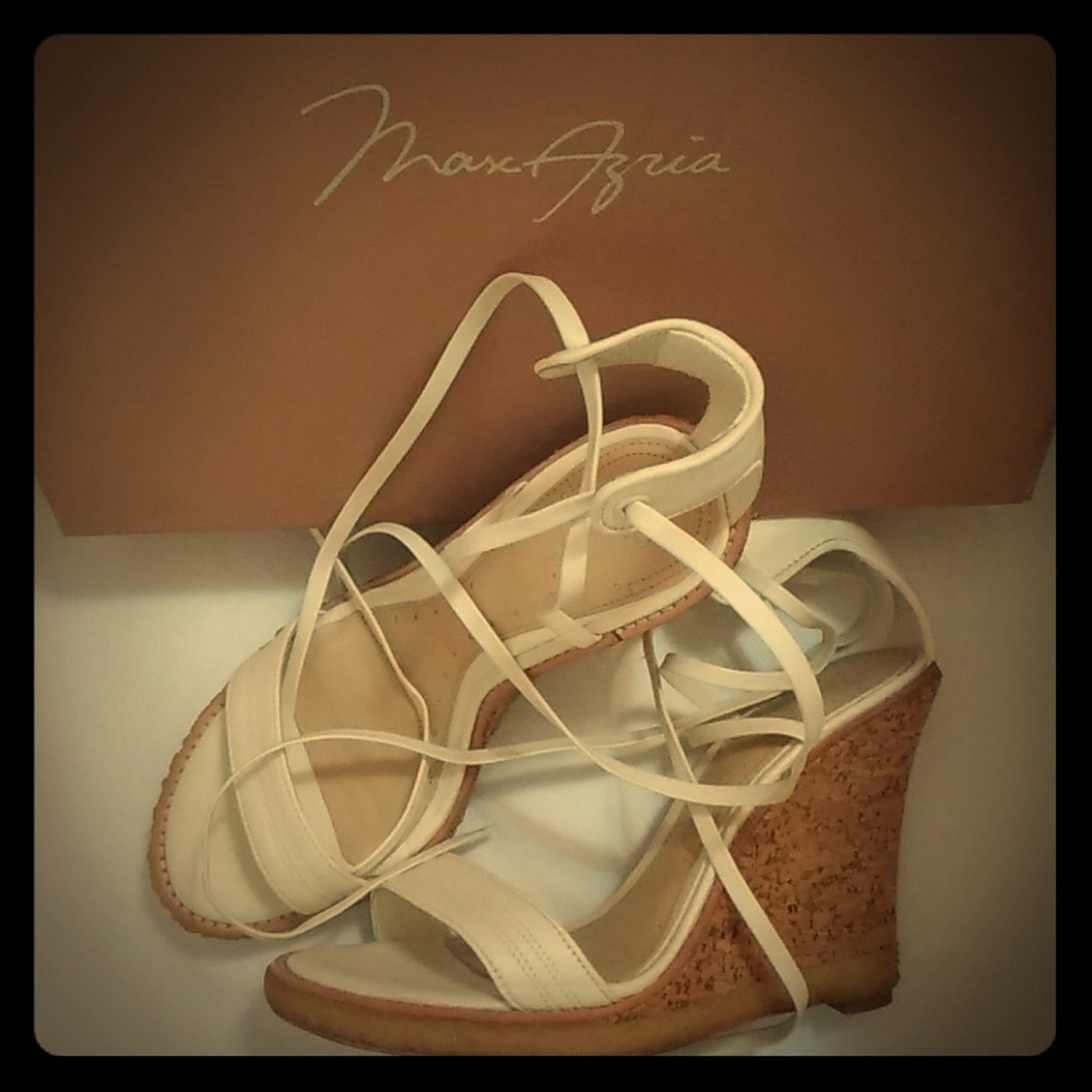 BCBGMAXMARIZ off white strappy landline sandal